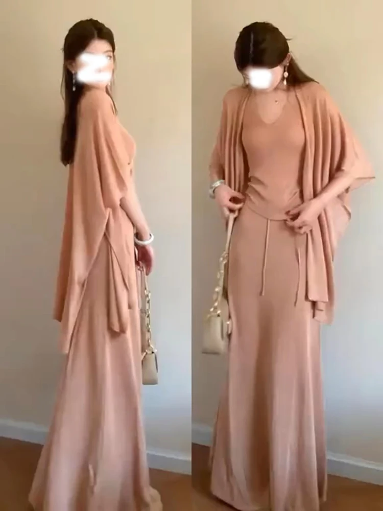 

Весенне-летний комплект из трех предметов: вязаный жилет с V-образным вырезом, кардиган-накидка и полуюбка. Женский свободный модный комплект.