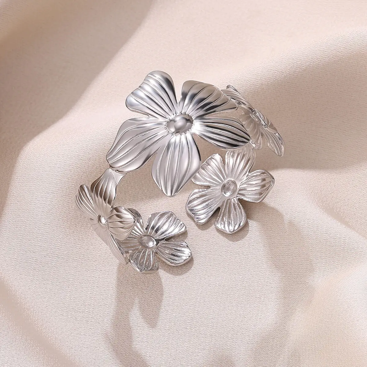 Pulsera ancha Vintage con flores empalmadas para mujer, pulsera geométrica de acero inoxidable de Color dorado, regalo de joyería para fiesta de viaje de verano