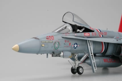 Hobbyboss 80321 1/48 الولايات المتحدة F/A-18C الدبور المقاتل العسكرية تحصيل هواية عرض لعبة البلاستيك التجمع أطقم منمذجة
