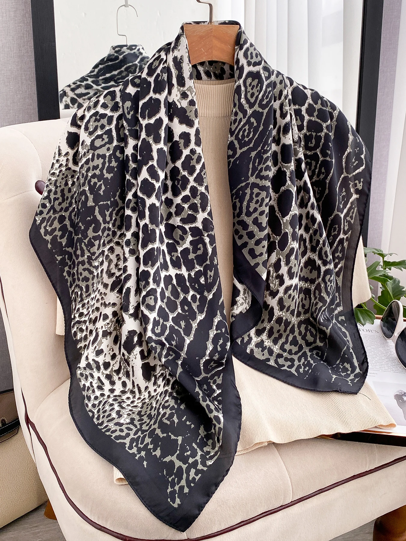 Leopard Print 90cm Square Silk - Scarf Silk Square 评论和价格