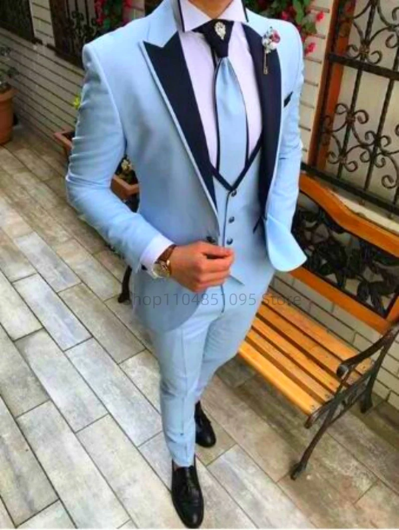 

Мужской костюм-тройка Sky Blue: пиджак, жилет и брюки. Формальный деловой костюм с заостренными лацканами, приталенный крой. Идеально для жениха, шафера, для вечеринок.