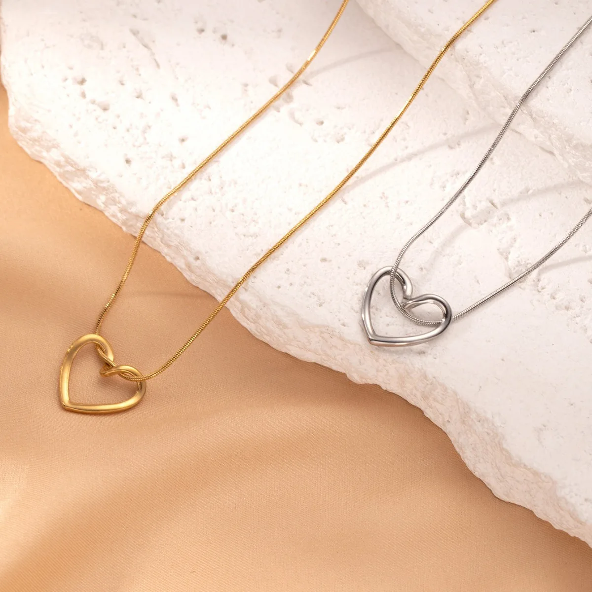 316L Stainless Steel Twist Hollow Heart Pendant Necklace for Women Spicy Girls Simple Clavicle Chain Jewelry Gift