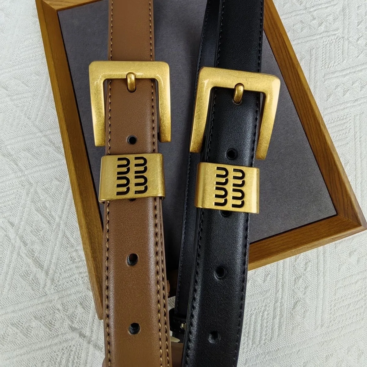 حزام جلدي أنيق بإبزيم ذهبي مربع كبار الحد الأدنى من الجينز الملابس والاكسسوارات الفاخرة مصمم العلامة التجارية حزام للنساء