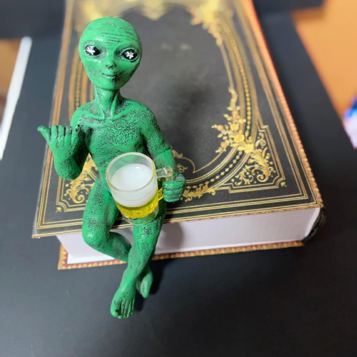 

Alien Resin Figurine Indoor Outdoor Garden Decoration Beer Drinking Alien Small Statue Home Desktop Decoration Sculpture