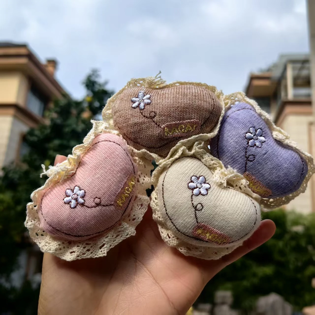 ที่วางโทรศัพท์แบบมีขนปุย ลายลูกไม้ รูปทรงบัลเล่ต์  วัสดุใยฝ้าย  ใช้ได้กับโทรศัพท์ทุกรุ่น เช่น iPhone และ Samsung