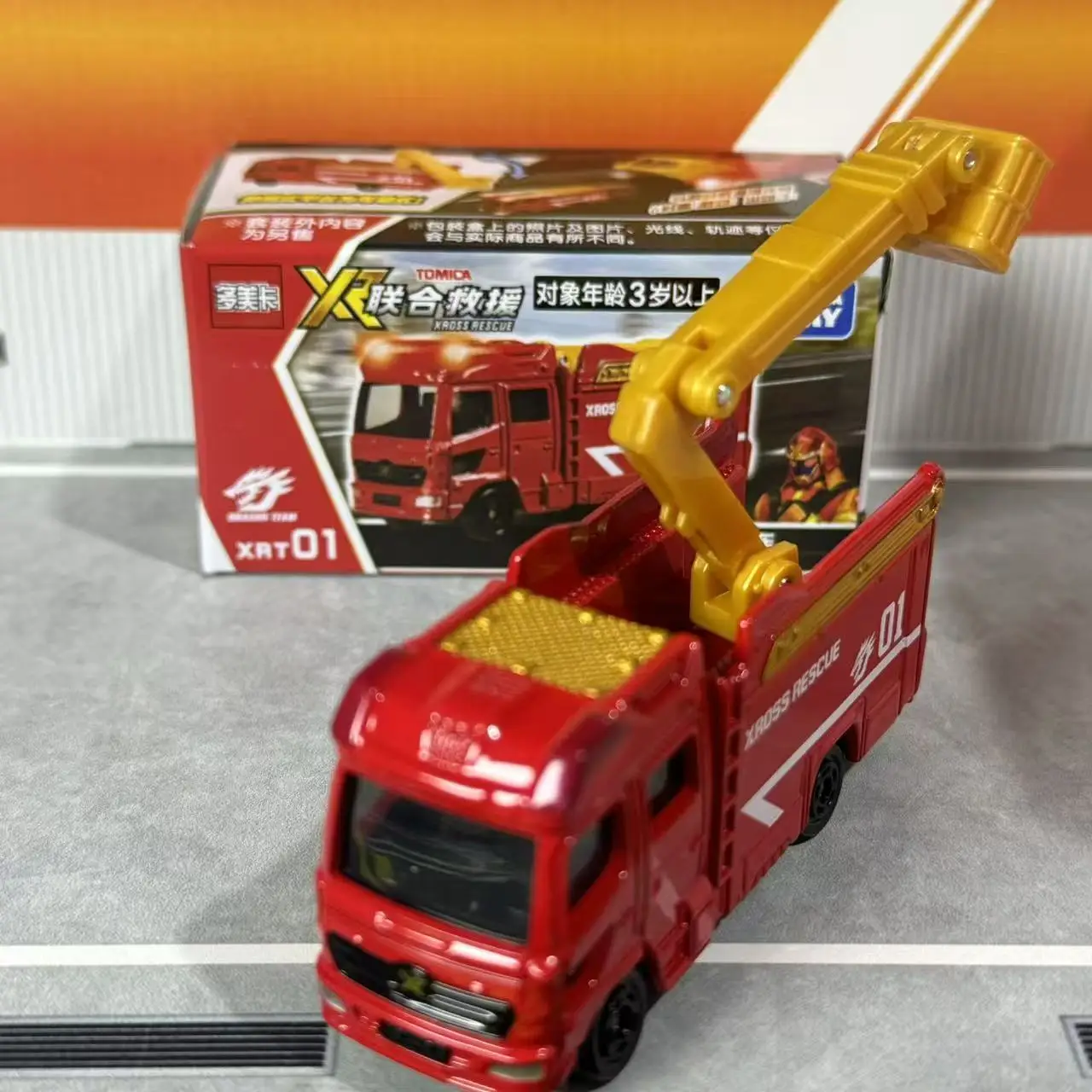 

Модель пожарной машины Takara Tomy Tomica XROSS RESCUE XRT01 из литого сплава для детей