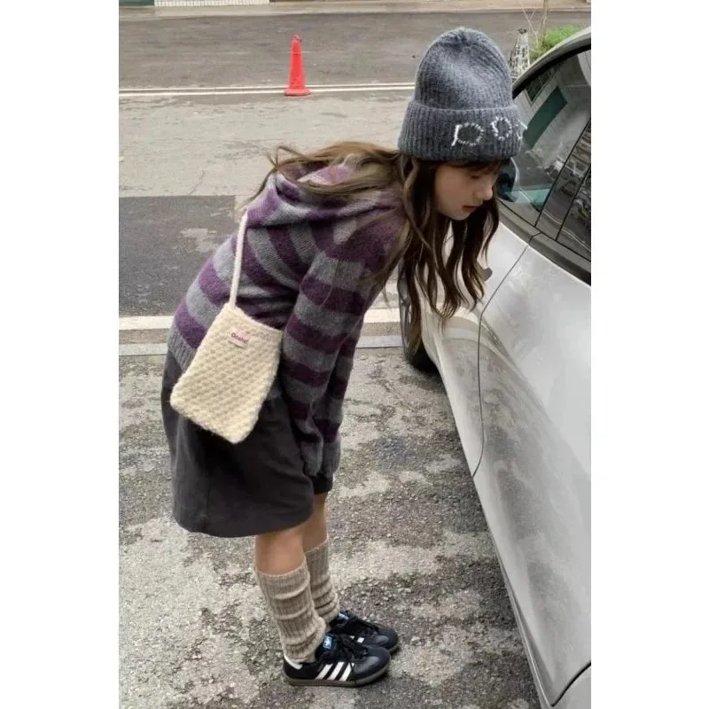 

Высококачественный полосатый свитер с капюшоном в корейском стиле для женщин, осень и зима 2025 года, новый свободный вязаный свитер, топ