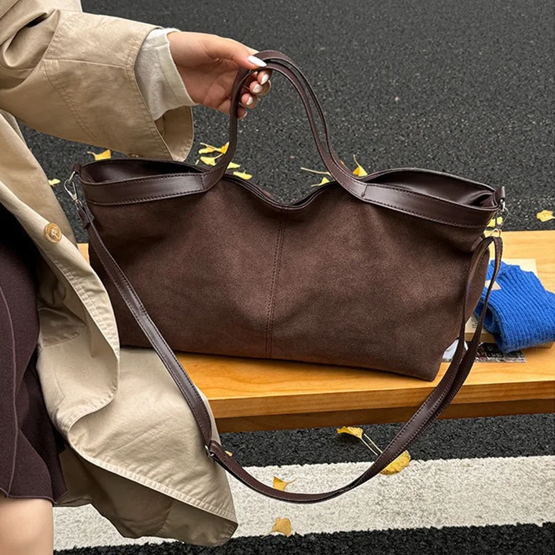 Große Umhängetasche mit Struktur, mattiertem Finish und Reißverschluss, Schultertasche, einfarbig, weiches, mattes Wildleder, Boston-Tasche, schlichter Stil. – Detail 6