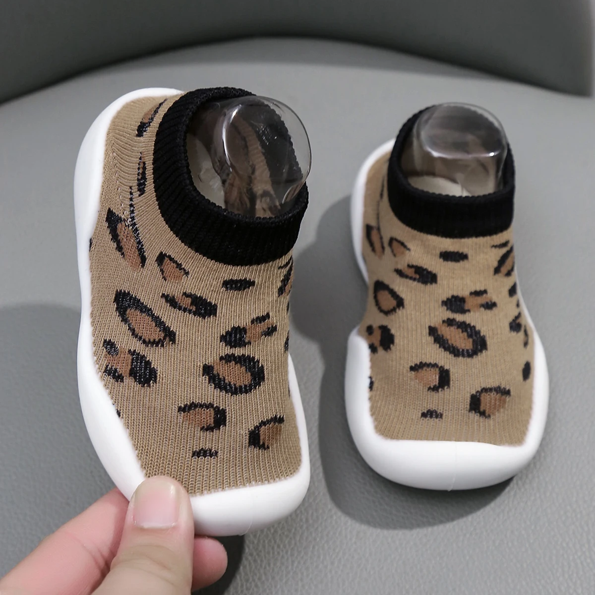 Yibubu bébé chaussures intérieur à semelles souples antidérapant enfant en bas âge chaussures maille respirant chaussettes de sol mode chaussettes mignonnes chaussures