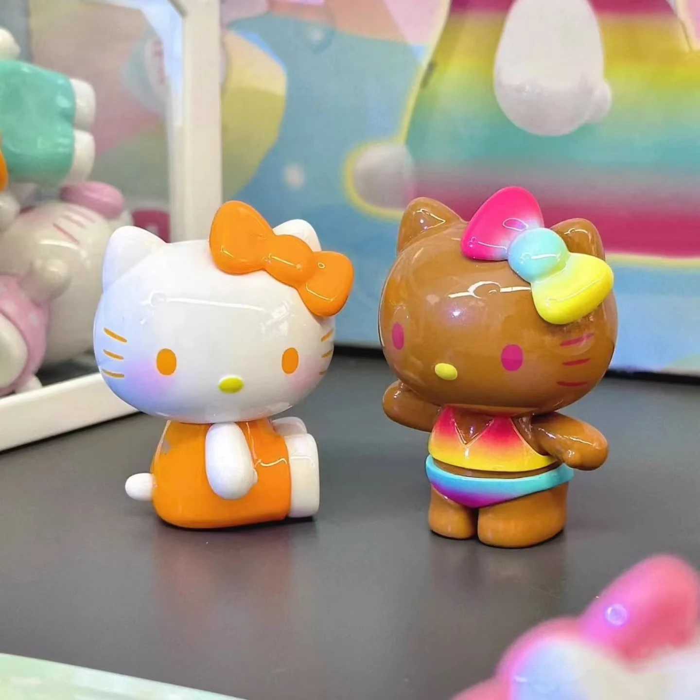 새로운 톱토이 헬로키티 여름 레인보우 캔디 시리즈 블라인드 박스 미니 빈즈 귀여운 파티클 서프라이즈 백 데코 애니메이션 피규어 장식품