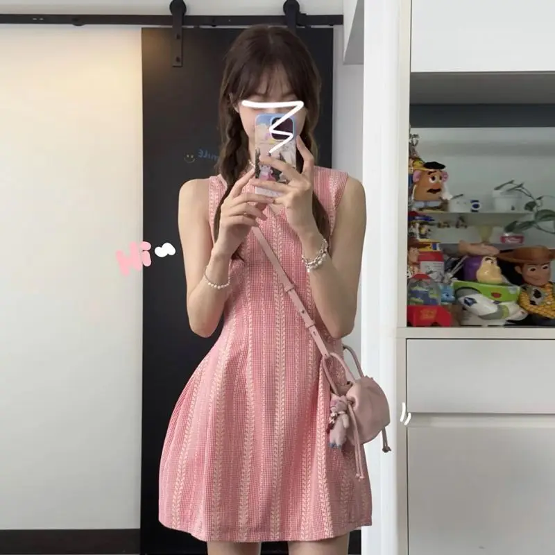 ​ ​ Petite robe d'été smockée rose, mini robe sans manches avec décolleté en cœur, robe courte d'été fluide, 2025 ​ ​
