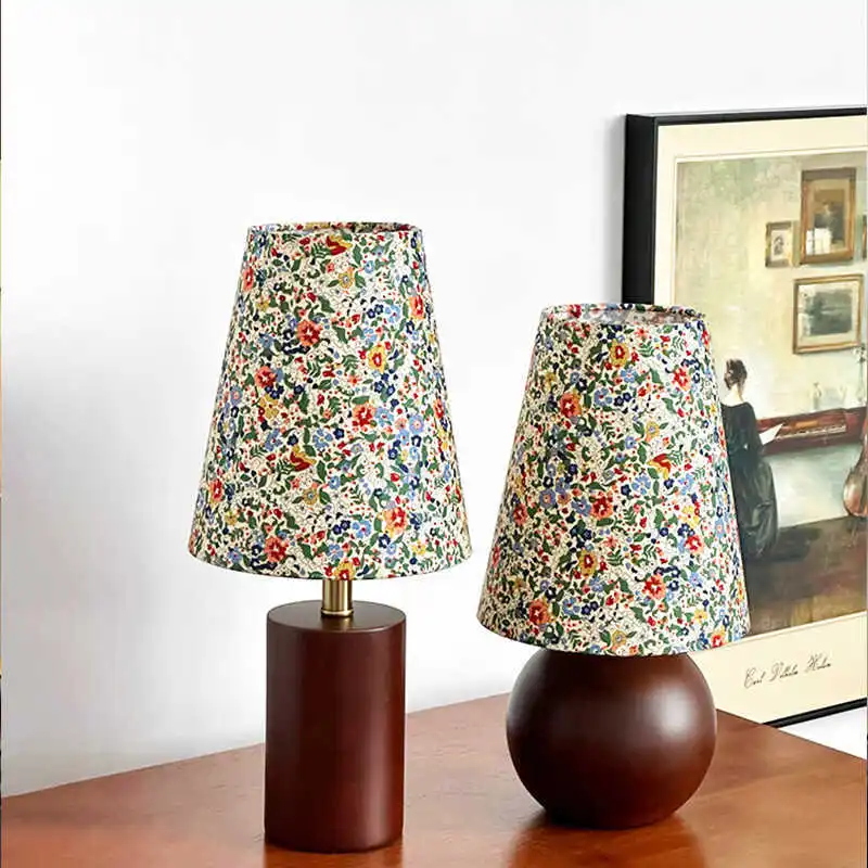 

Retro Solid Wood Floral Table Lamp All-Matching Bedroom Bedroom French Romantic Atmosphere Fabric