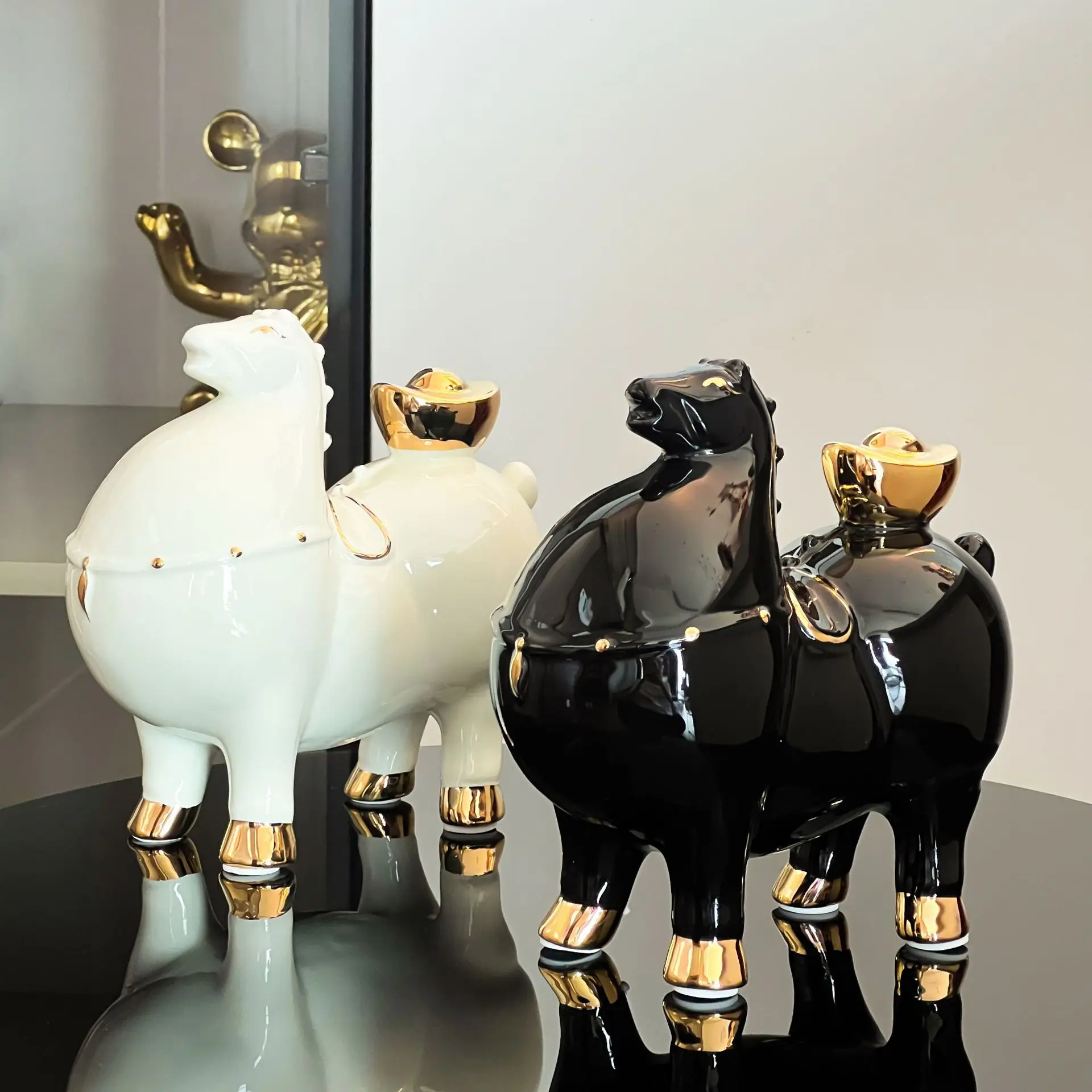 

Ceramic Handicraft Black Horse Artificial Animal Sculpture Luck Coin Horse Decorative Figurines Home Decoration Accessories