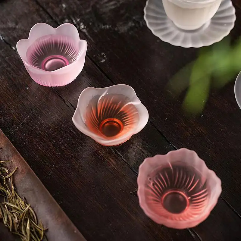 Japanese style pink heat-resistant glass covered bowl, master cup, tea making cup, frosted tea tasting cup, flower tea cup