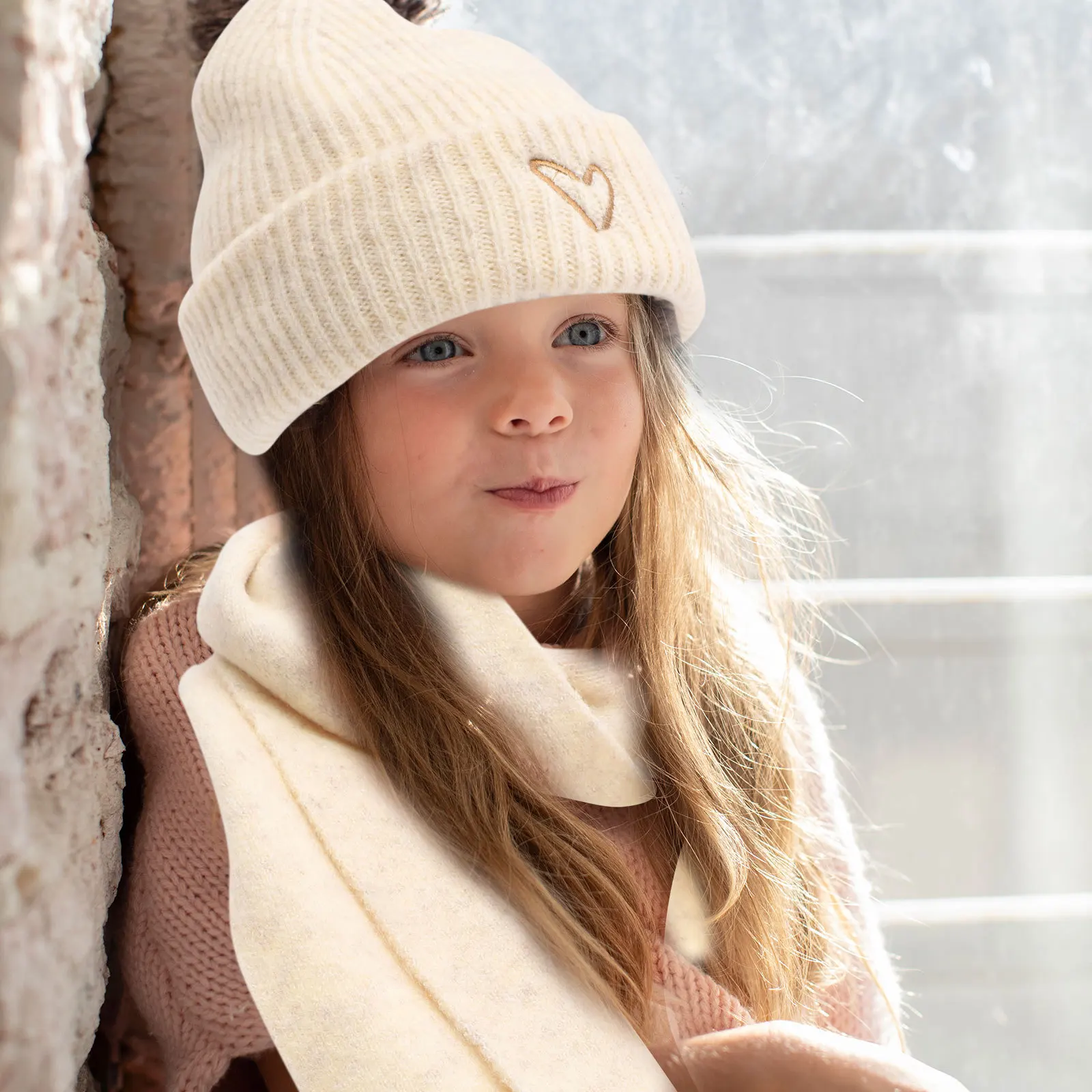 مجموعة واحدة من قبعة الشتاء الدافئة ووشاح مجموعة ديكور قلب مطرز رقيق مثالي للأيام الباردة قبعة دافئة