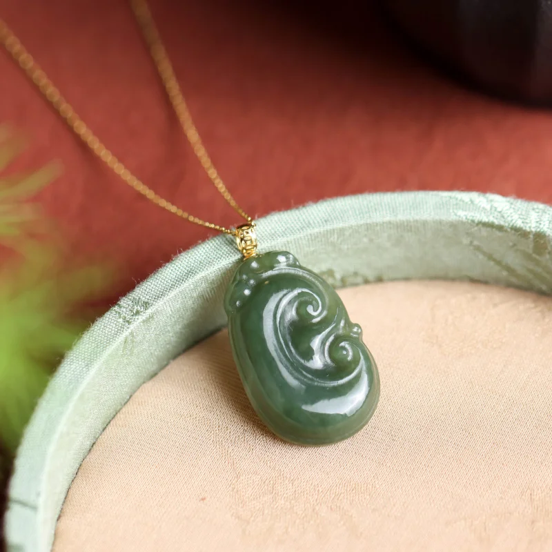 قلادة من اليشم الأخضر الهيتي مرصعة بالذهب عيار 18 قيراط #4