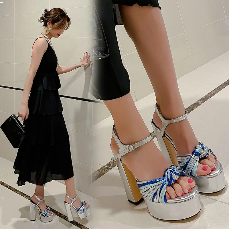 صنادل أرضية محظورة الألوان مضفر المنصة الرومانية سميكة عالية الكعب الجوف التدريجي كبيرة الحجم مأدبة أحذية النساء