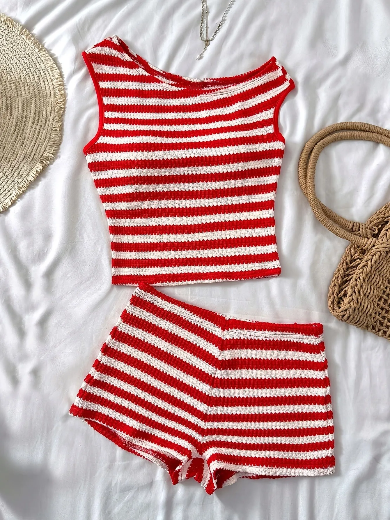 Bequemer zweiteiliger Freizeitanzug für Mädchen, vertikale Textur, rot-weiß gestreift, asymmetrisches Oberteil mit schrägem Ausschnitt und lockere Strickshorts für den Strand – Detail 4