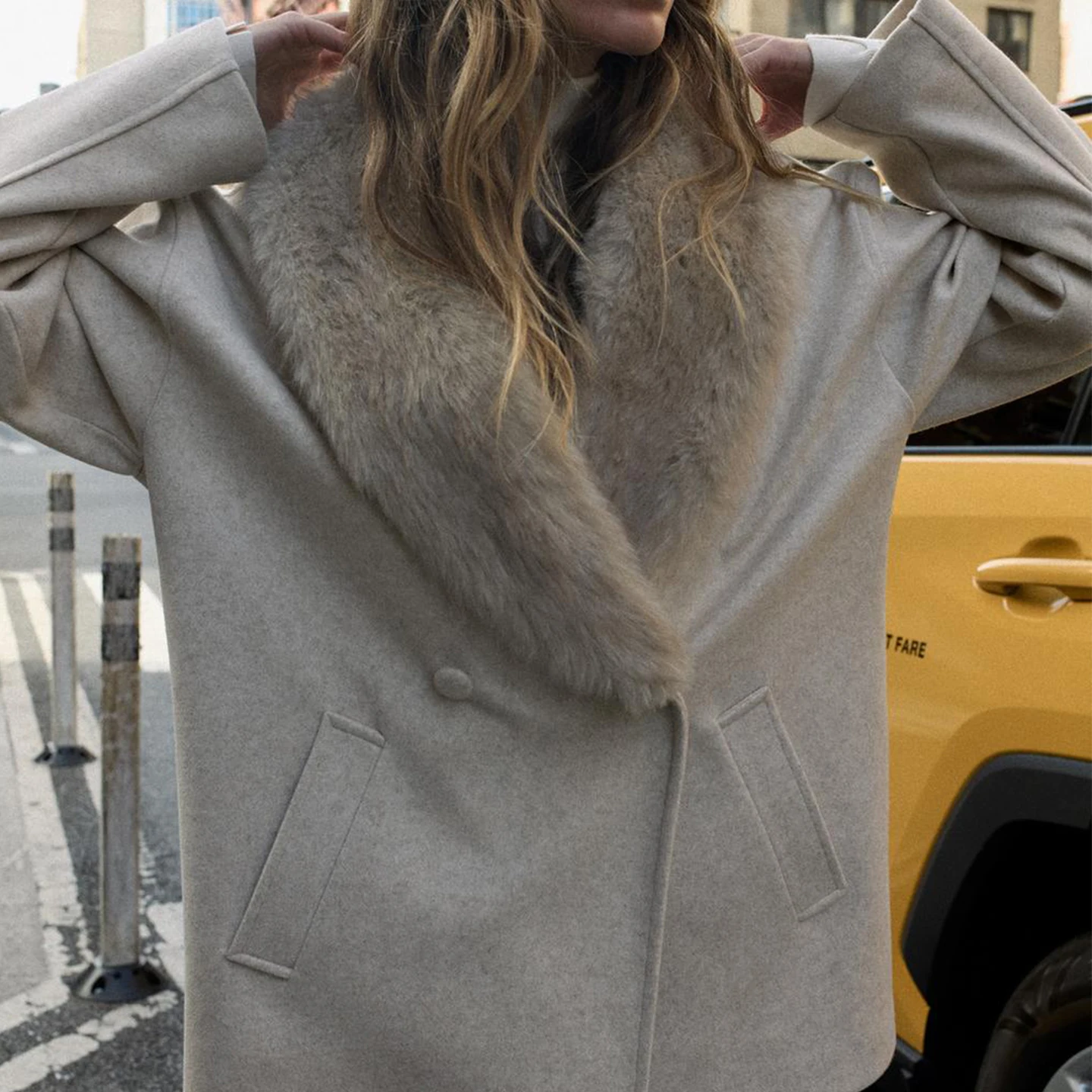 Nowa kolekcja zimowa 2025: Damski płaszcz w stylu europejskim z futrzanym kołnierzem, długi, zapinany na podwójne guziki, elegancki.