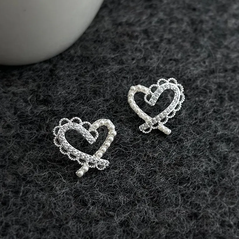 

Fashion Hollow Irregular Crystal Pearl Heart Stud Earrings for Women Elegant Hollow out Design Ear Jewelry Female Daily Wear