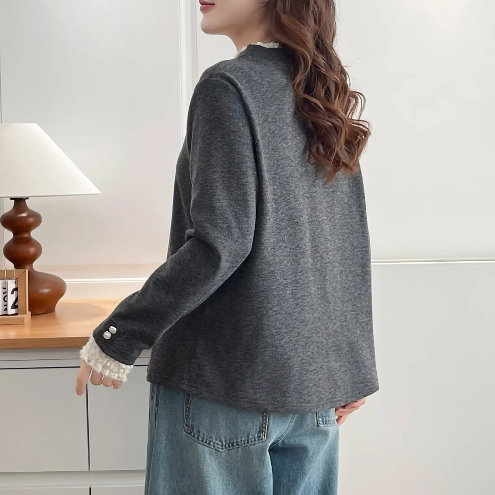 XXXXL موضة حجم كبير تي شيرت نسائي جديد للخريف والشتاء زر الدانتيل قاعدة بأكمام طويلة القمم الداخلية 2522