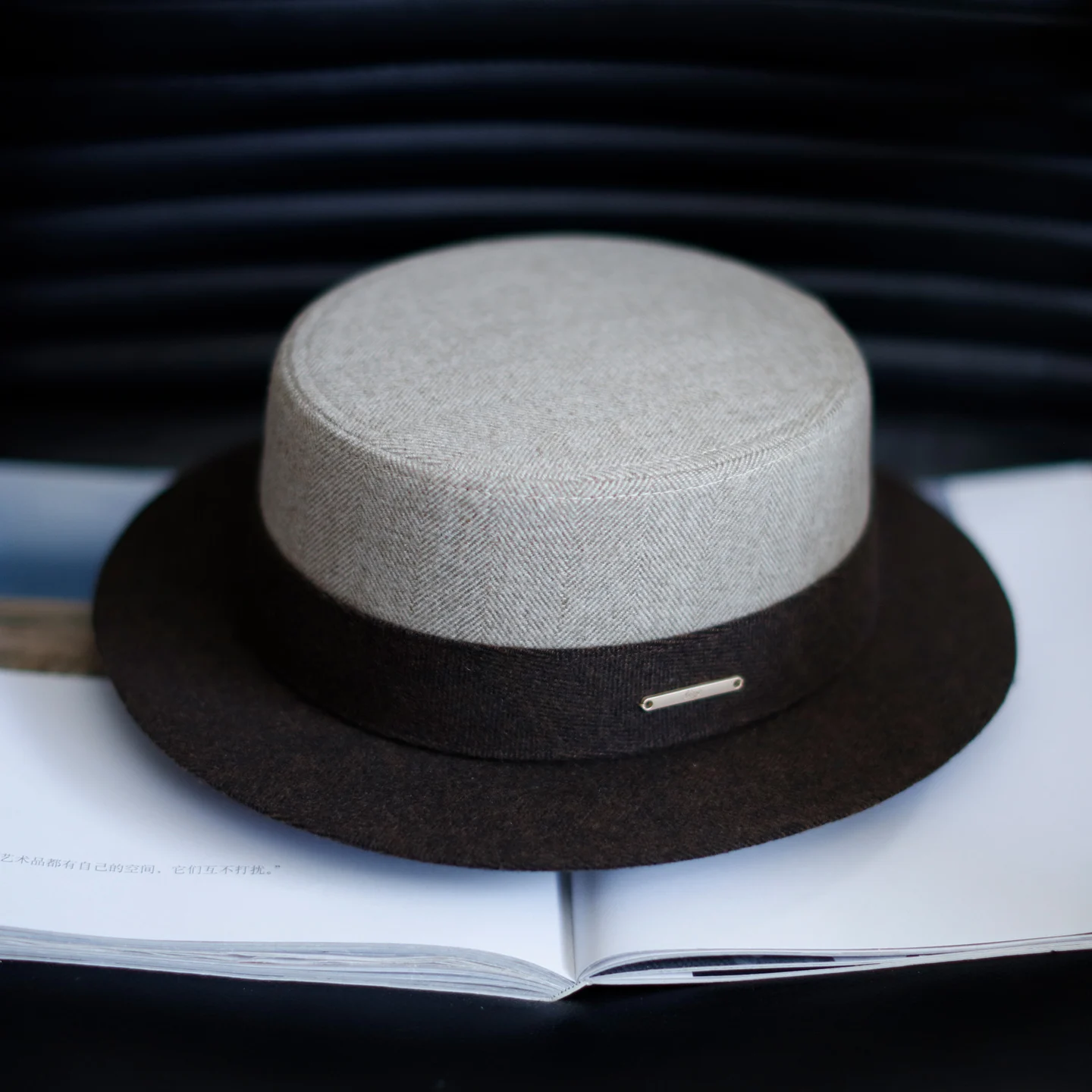 chapeau-plat-elegant-en-laine-melangee-de-style-britannique-unisexe-ideal-pour-l’automne-et-l’hiver-un-accessoire-de-mode-pour-hommes-et-femmes