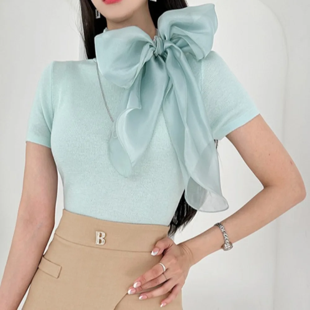 Nuovo maglione lavorato a maglia a maniche corte da donna alla moda con fiocco in giunture lavorato a maglia