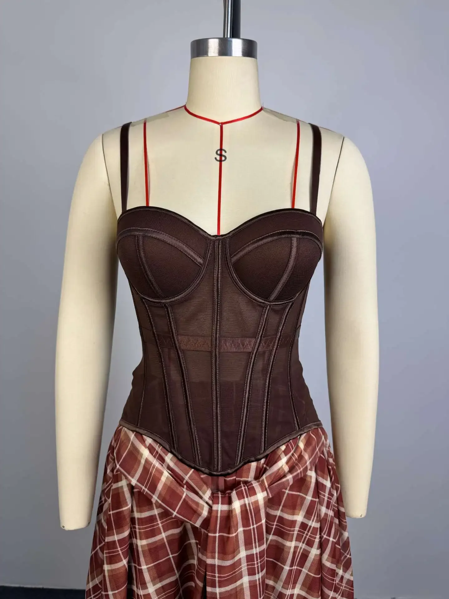 Sommerliches 2-teiliges Outfit-Set für Damen: Vintage-Karo-Midirock mit hoher Taille, schmaler Passform und unregelmäßigem Saum, passendes Casual-Rock-Set – Detail 2