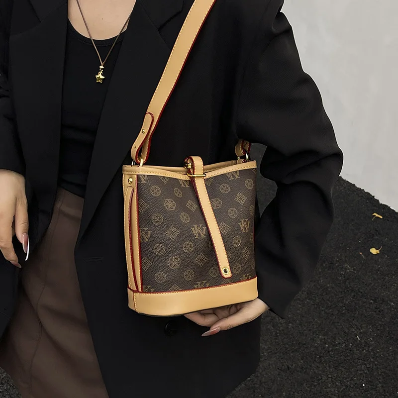 Осенняя кожаная сумка через плечо для женщин, текстурированный квадратный кошелек с верхней ручкой, минималистичная сумка через плечо для ежедневного использования