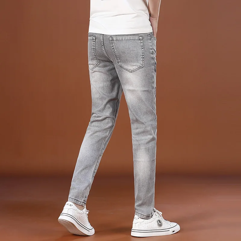 2025 ใหม่ High end แบรนด์อินเทรนด์น้ําเพชรพิมพ์กางเกงยีนส์ผู้ชาย Elastic Slimming ขนาดเล็กฤดูร้อนบางกางเกงหรูหรา