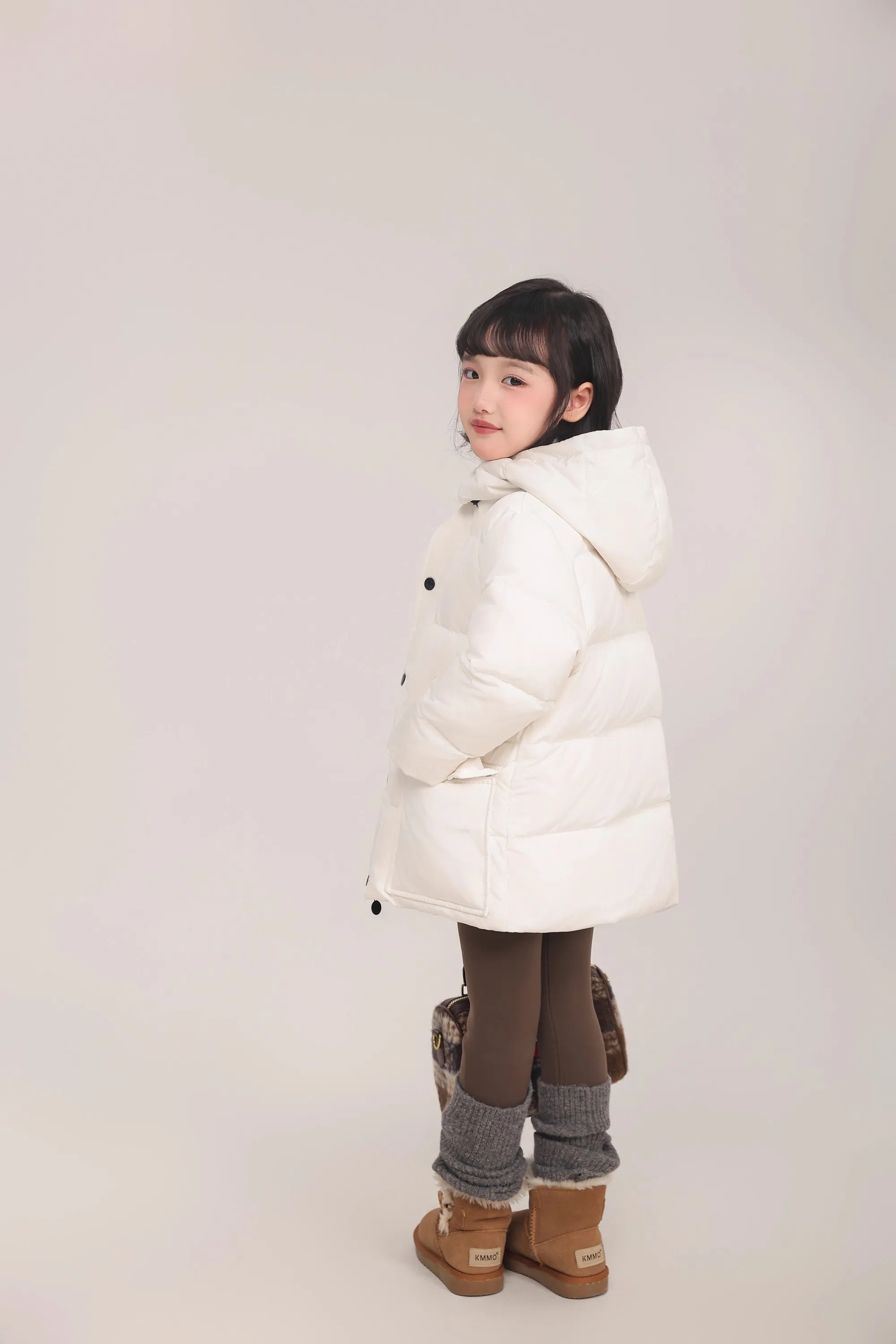 Kinder-Daunenjacke mit 90% Weißer Entendaune, Braune Kapuze, Mittellange Daunenjacke mit Großen Taschen, Dicke Warme Winteroberbekleidung für Mädchen A4853 – Detail 24