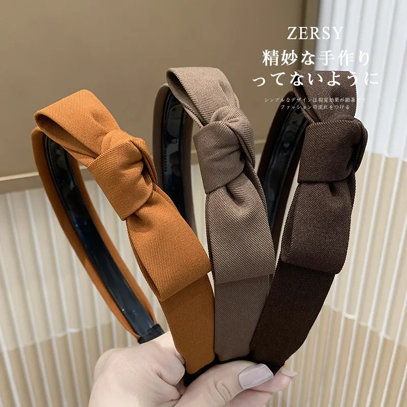 

Новая повязка на голову, популярная, простая и универсальная, с высококачественной тканевой поверхностью и галстуком-бабочкой для прессованных волос и заколок.