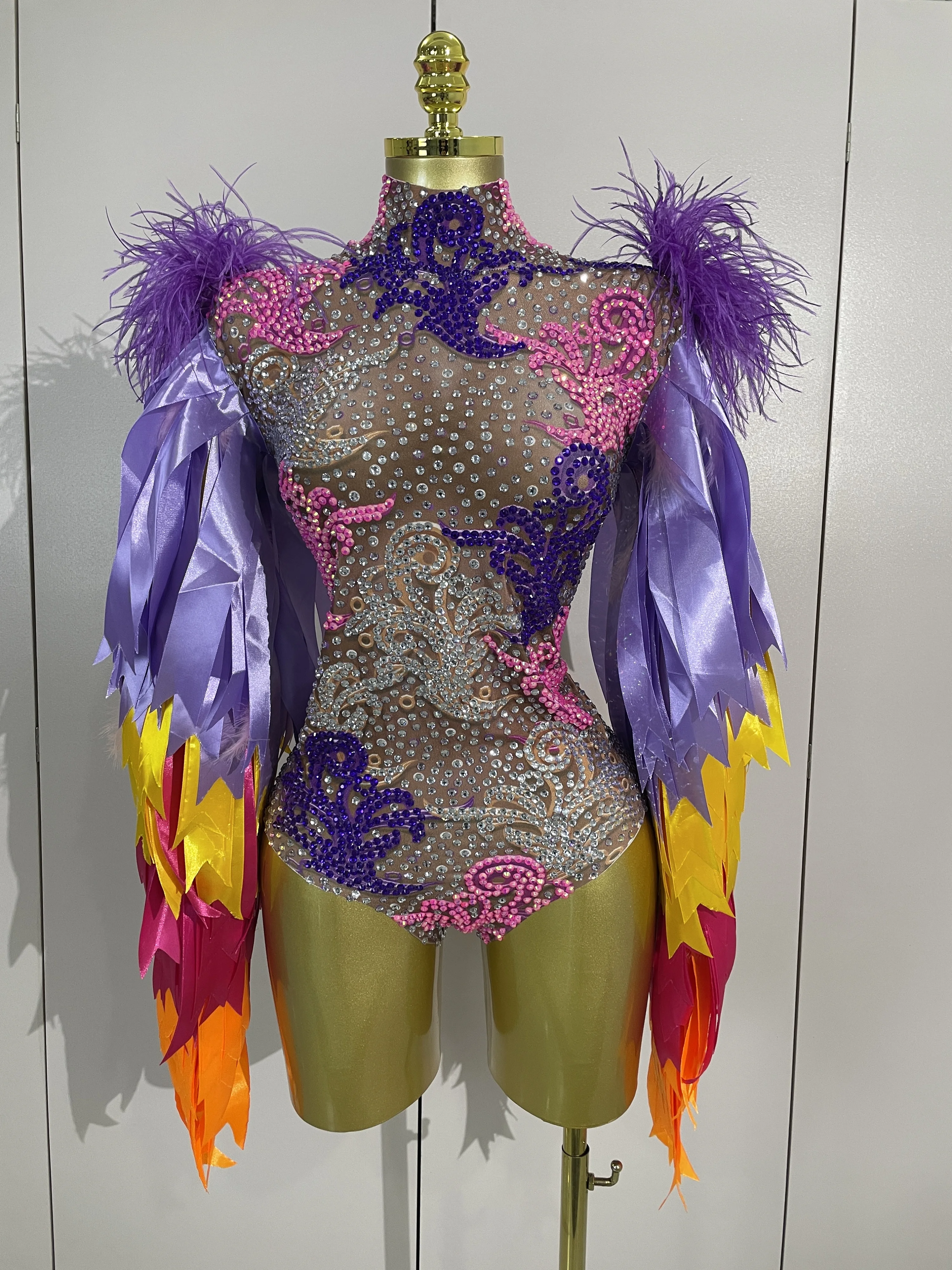 

Женский сексуальный цветной боди с длинными рукавами, украшенный перьями и блестящими стразами, для ночных клубов, вечеринок, выступлений дрэг-квин, танцев и сценических представлений