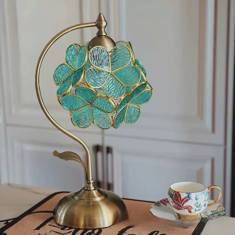 Tiffany Creative Petal Desk Lamp Light Luxury Romantic European Decoration Retro Lamps Bedroom Bedside Acrylic Reading Lights
