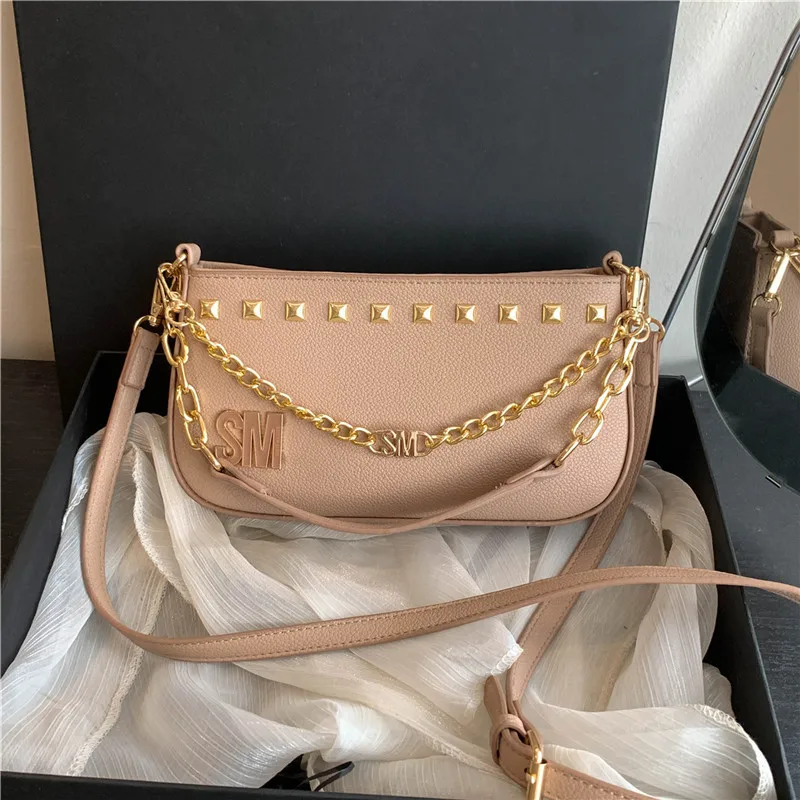 

Миниатюрная женская сумка-хобо из мягкой кожи с заклепками, горизонтальная квадратная сумка через плечо, модная повседневная сумка для ежедневного использования.