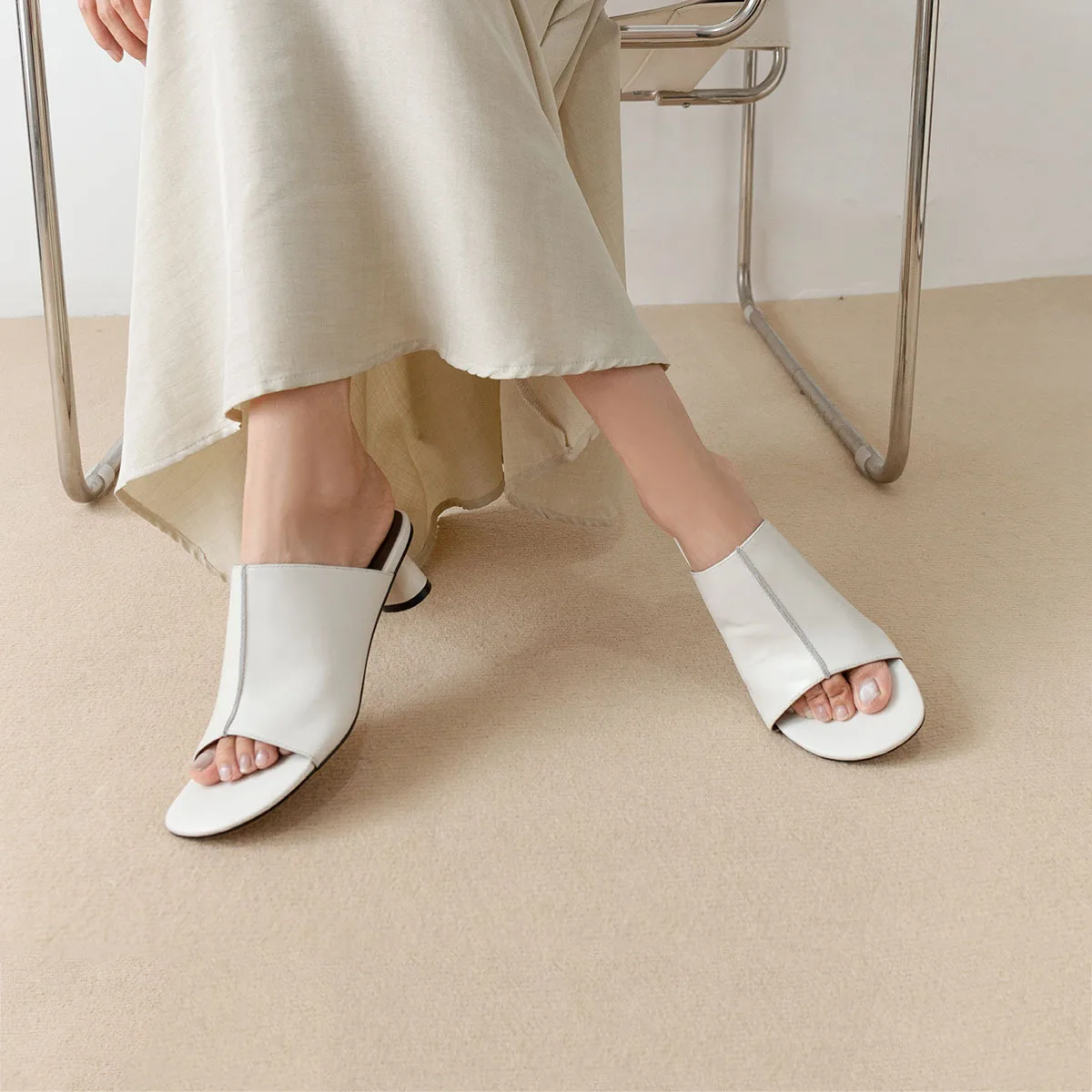 

Arden Furtado 2025 Summer white cowhide Middle heel Word slippers Round toe pull-on simple style Large size Open toe slippers