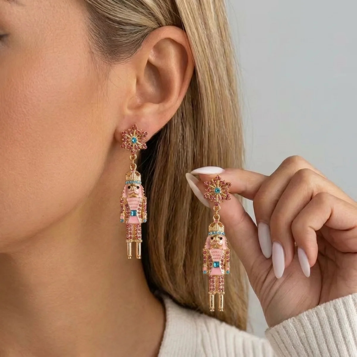 Kreative Krücken-Halter-Ohrringe mit Krönen-Nussknacker-Motiv für Damen, Weihnachtsmützen-Soldaten-Ohrringe, Neujahrsparty-Schmuck – Detail 21