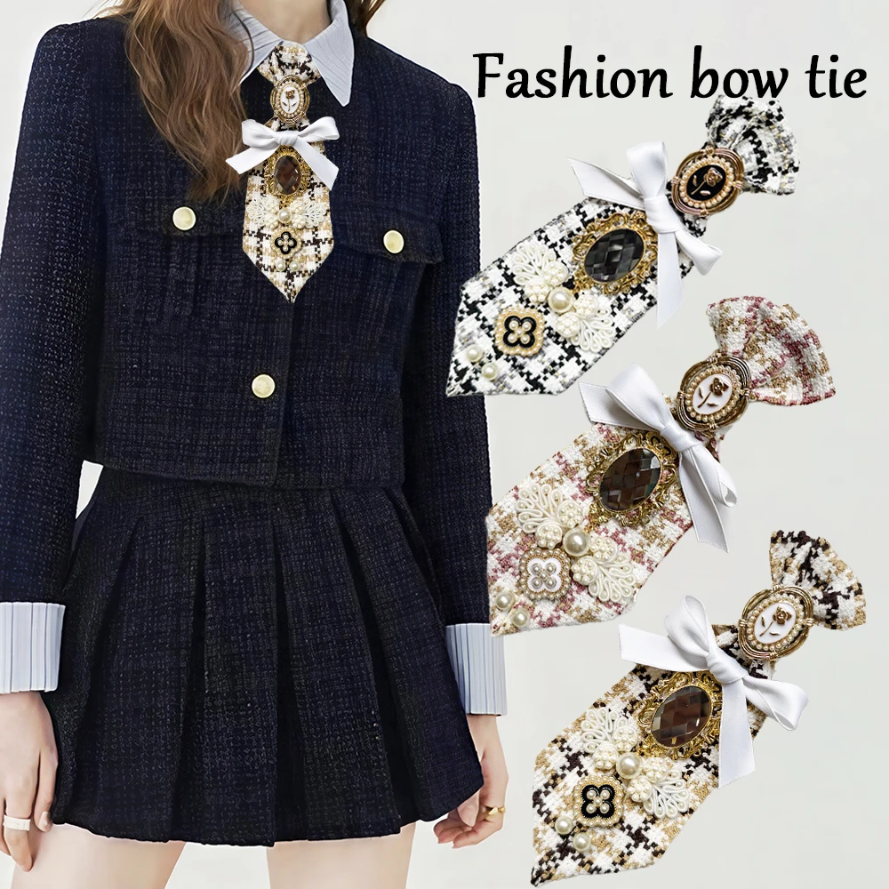 

Клетчатый галстук ручной работы с бантом, бриллиантами, жемчугом и цветочными элементами, изысканный и легкий роскошный стиль, подходит для различных официальных мероприятий, таких как деловых встреч.