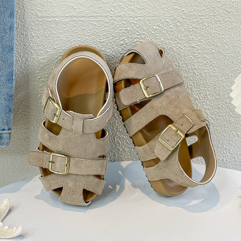 

Новая детская обувь с открытыми отверстиями, римская обувь для мальчиков и девочек, нескользящая модная детская обувь в корейском стиле с закрытым носком, однотонная обувь с открытым носком