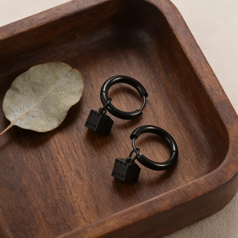 Edelstahl-Würfel-Anhänger Creolen Huggie-Ohrringe mit 3D-Würfel-Charm Cooles Unisex-Schmuckgeschenk – Detail 1