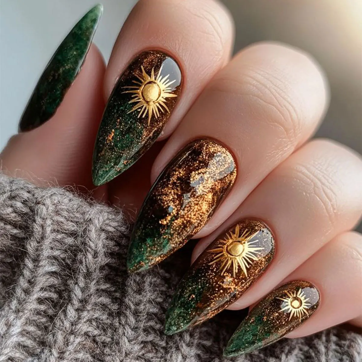 

24PCS Elegant Green Gradient French Press on False Nails Golden Shiny Sun Luxury Almond Fake Nails for Women Retro Nail Manicure