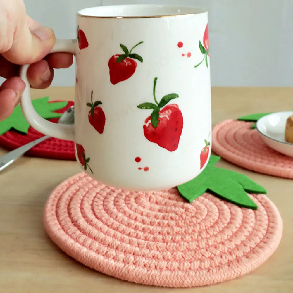 

2Pcs Cotton Rope Woven Strawberry Shape Placemat Heat Resistant Non Slip Dining Table Coaster Decorative Place Mat for Kitchen