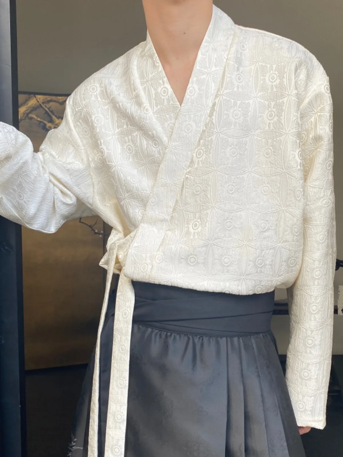 

Новая китайская мужская рубашка в стиле дзен с вышивкой, с поясом, длинным рукавом, V-образным вырезом, повседневная верхняя одежда для молодежи, осень-весна, модная.