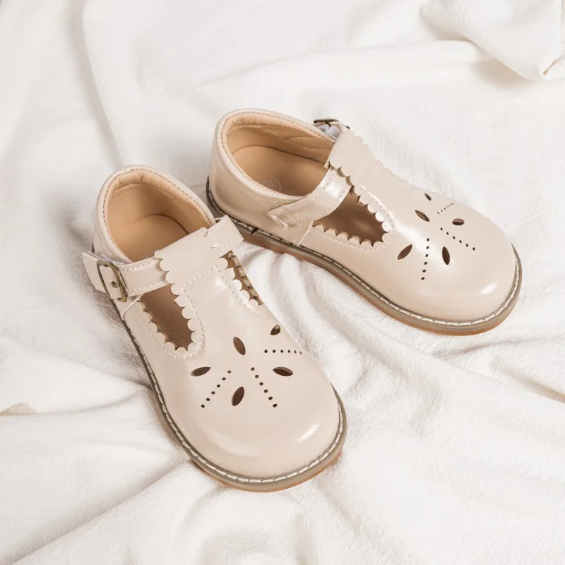 الكلاسيكية الفتيات الصغيرات T-حزام حذاء مسطح موضة الاتجاه الأطفال أحذية من الجلد بسيطة الجوف التدريجي الاطفال حذاء كاجوال تنوعا لينة