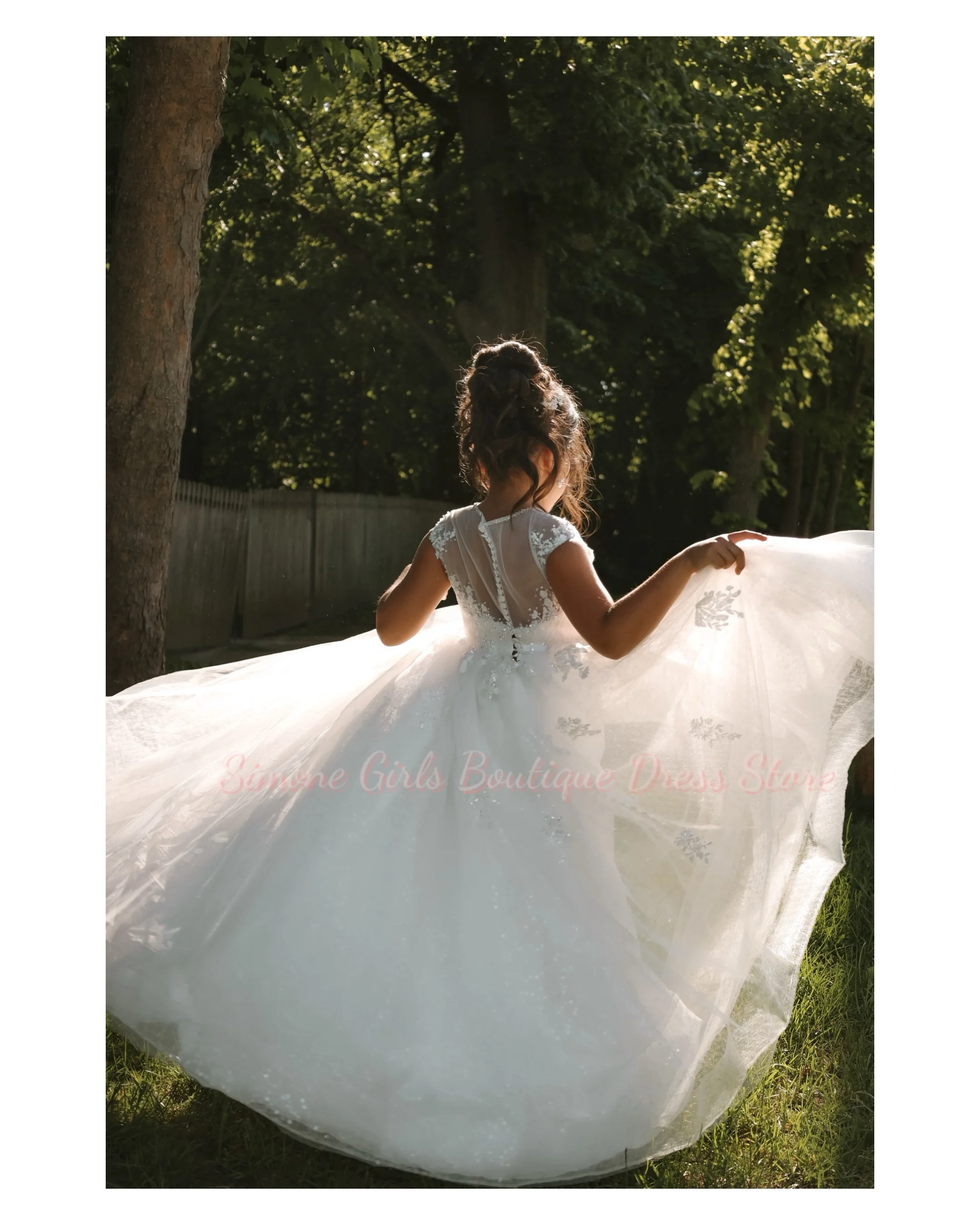 Maßgeschneidertes, durchsichtiges, weißes Spitzenkleid mit Perlenstickerei, kleines Prinzessinnen-Blumenmädchenkleid für formelle Empfänge und Feiertagsfeiern