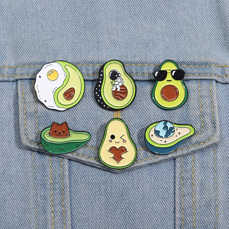 Alfileres esmaltados de aguacate, broches de astronauta de gato bonito personalizados, insignias de solapa, joyería de animales de dibujos animados, regalo, envío directo