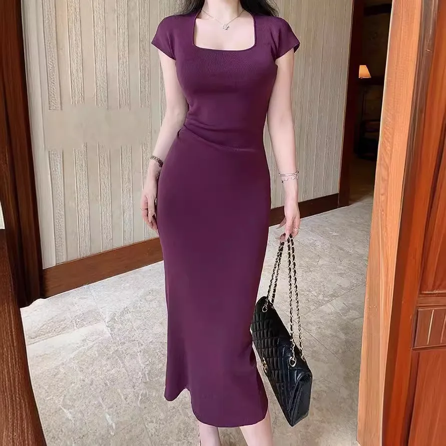 Elegancka sukienka maxi z jedwabiu lodowego w stylu mature, z kwadratowym dekoltem, odkrytymi ramionami, marszczeniami podkreślającymi talię, ukrywająca brzuch, z rozcięciem.