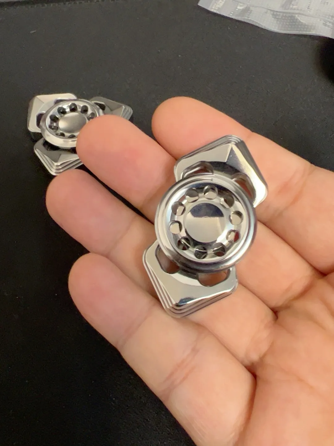 

YHedc Octopus Top Stainless Steel Fingertip Top Pop Coin Push Plate Decompression EDC