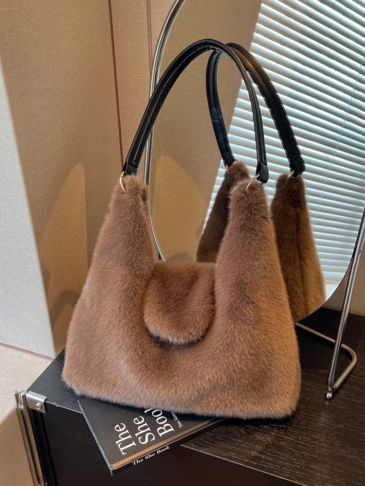 Fall Winter High Capacity Commuter Shoulder Bag Women's Casual Underarm Plush Bag Soft Handbag Magnetic Buckle Closure