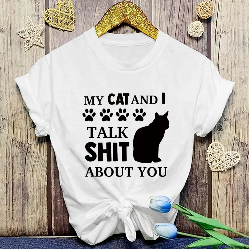 

Футболка с надписью «MY CAT AND I TALK ABOUT YOU»